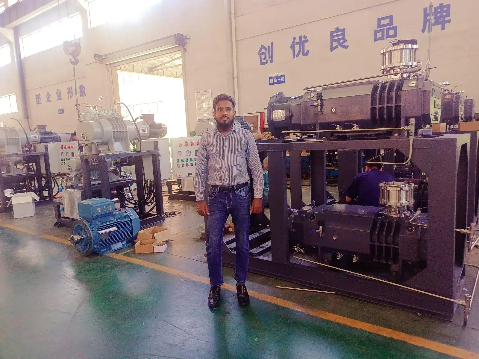 Dry screw vacuum pump packages on the assembly line